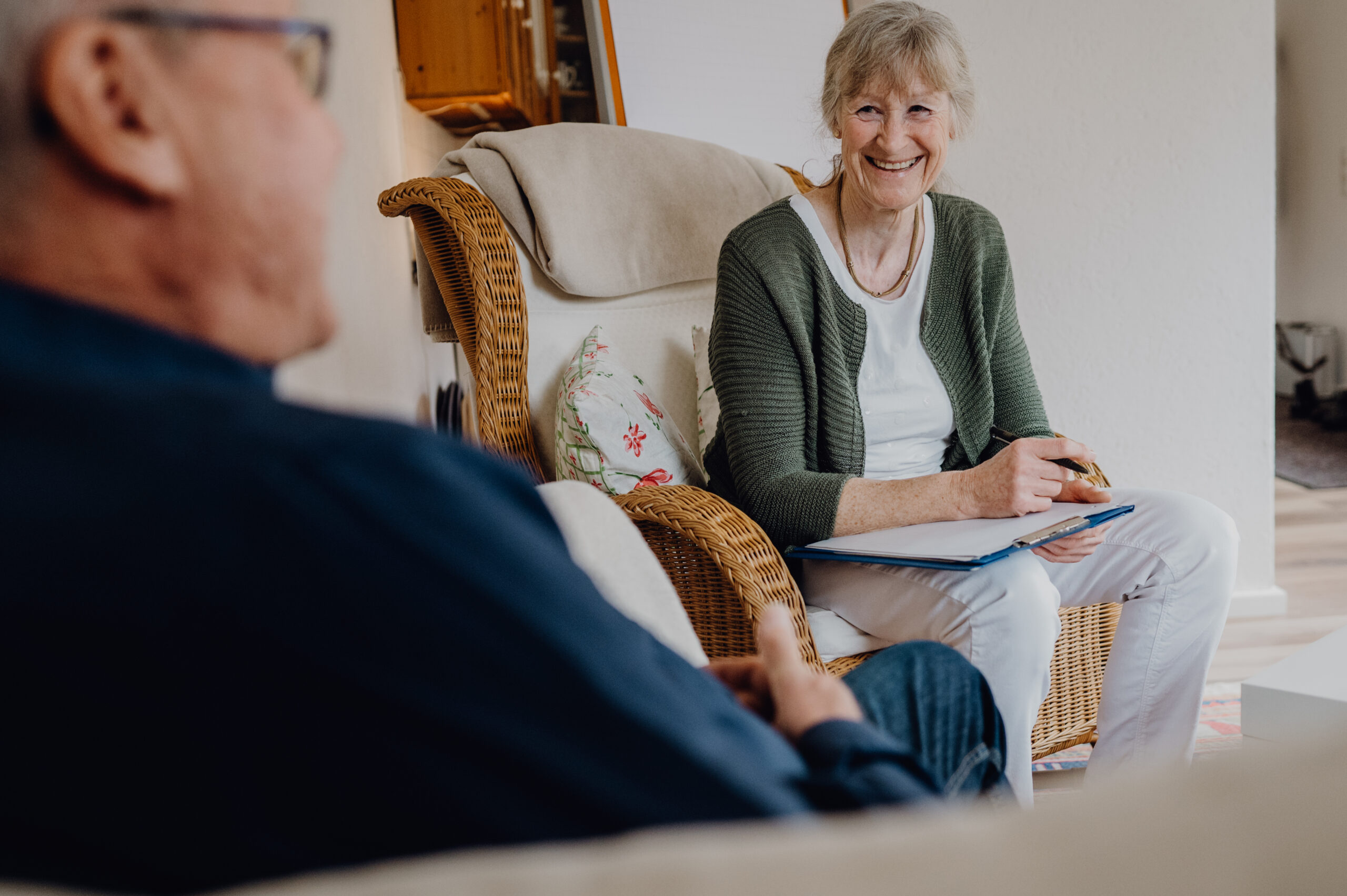 Coach nutzt Klemmbrett für Notizen während einer professionellen Supervision.