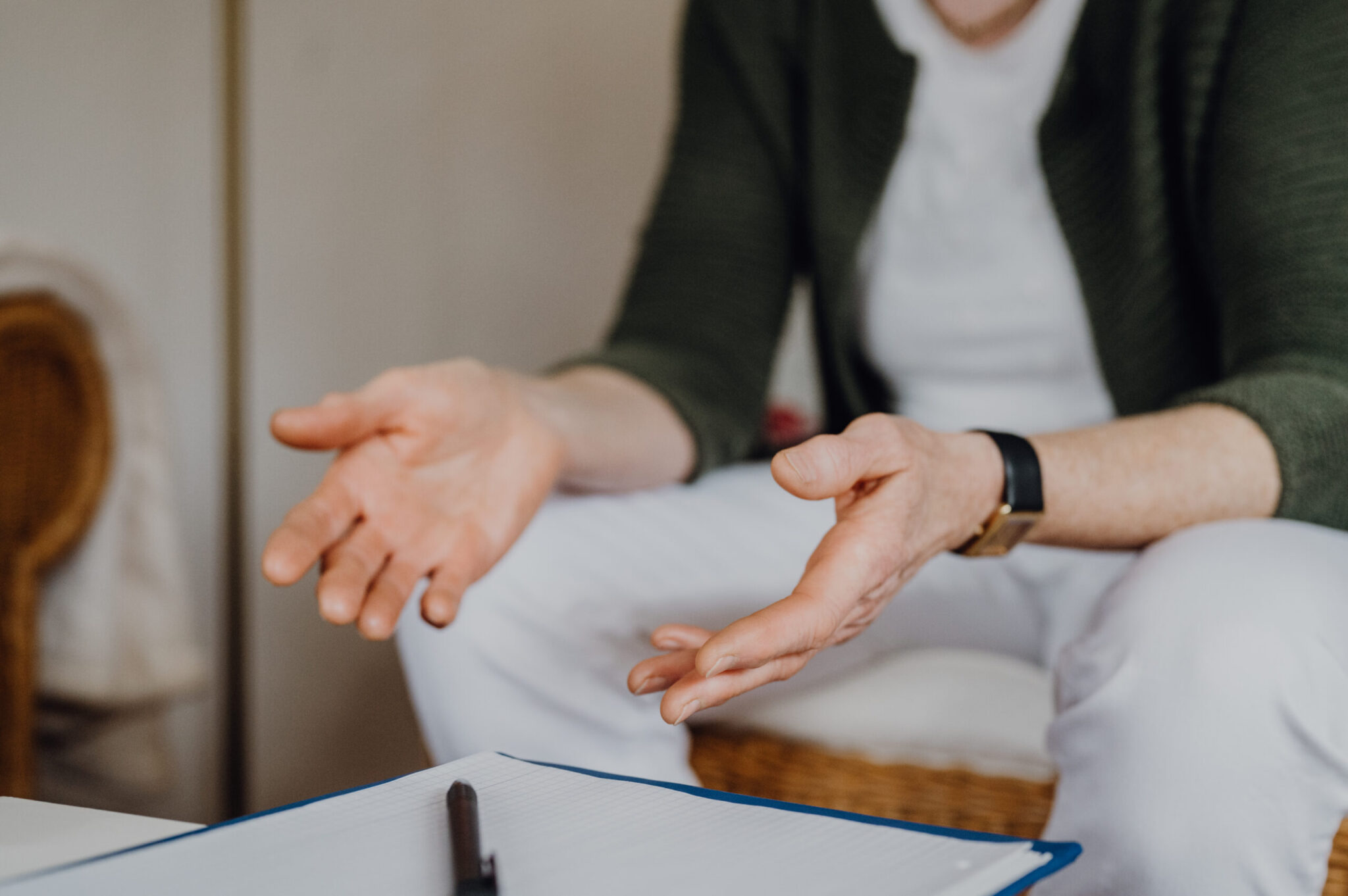 Coach gestikuliert erklärend mit den Händen bei Supervision und Team-Entwicklung.