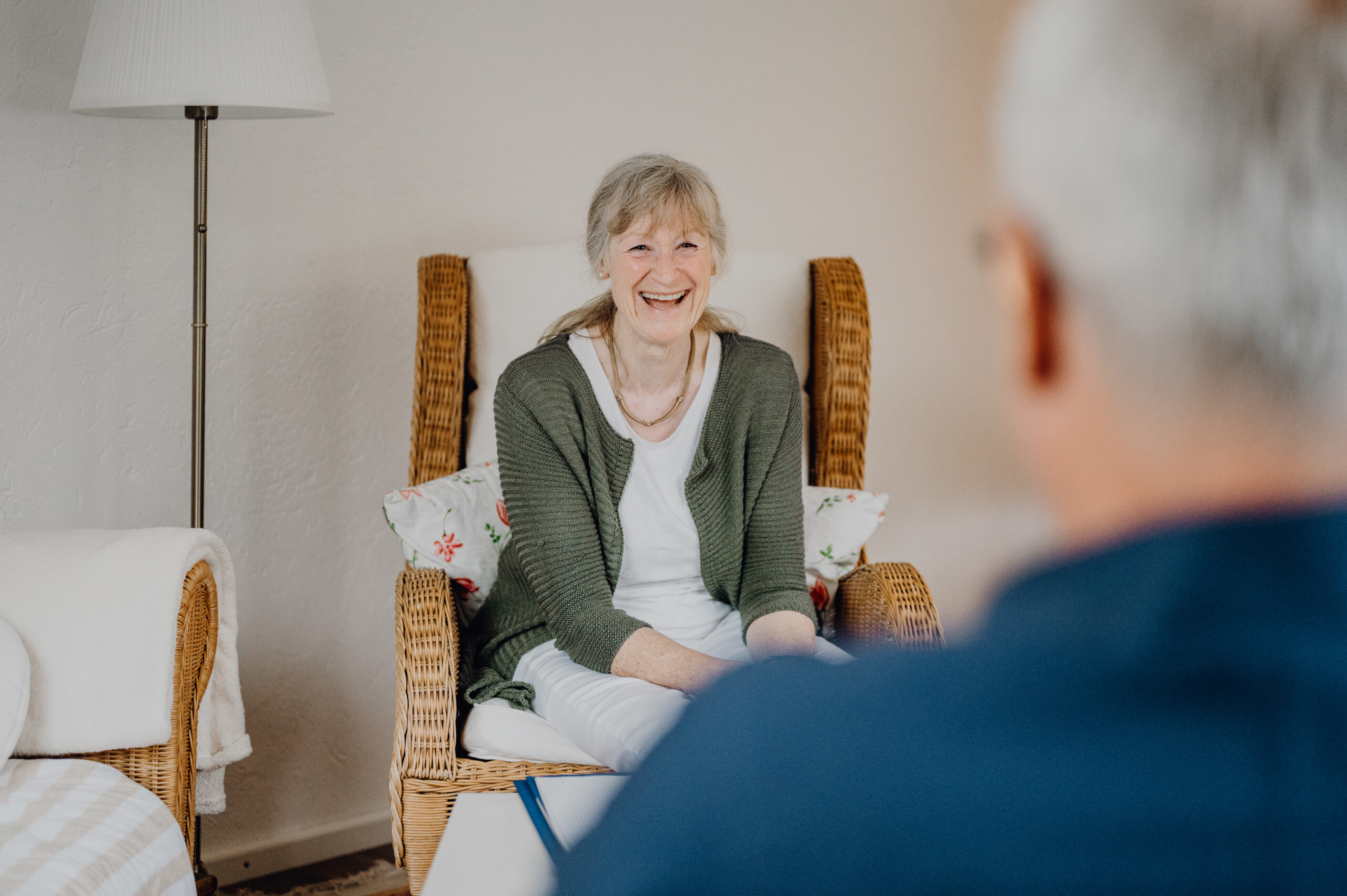 Vertrauliches Einzelcoaching Gespräch zwischen Coach und Führungskraft im Sessel.