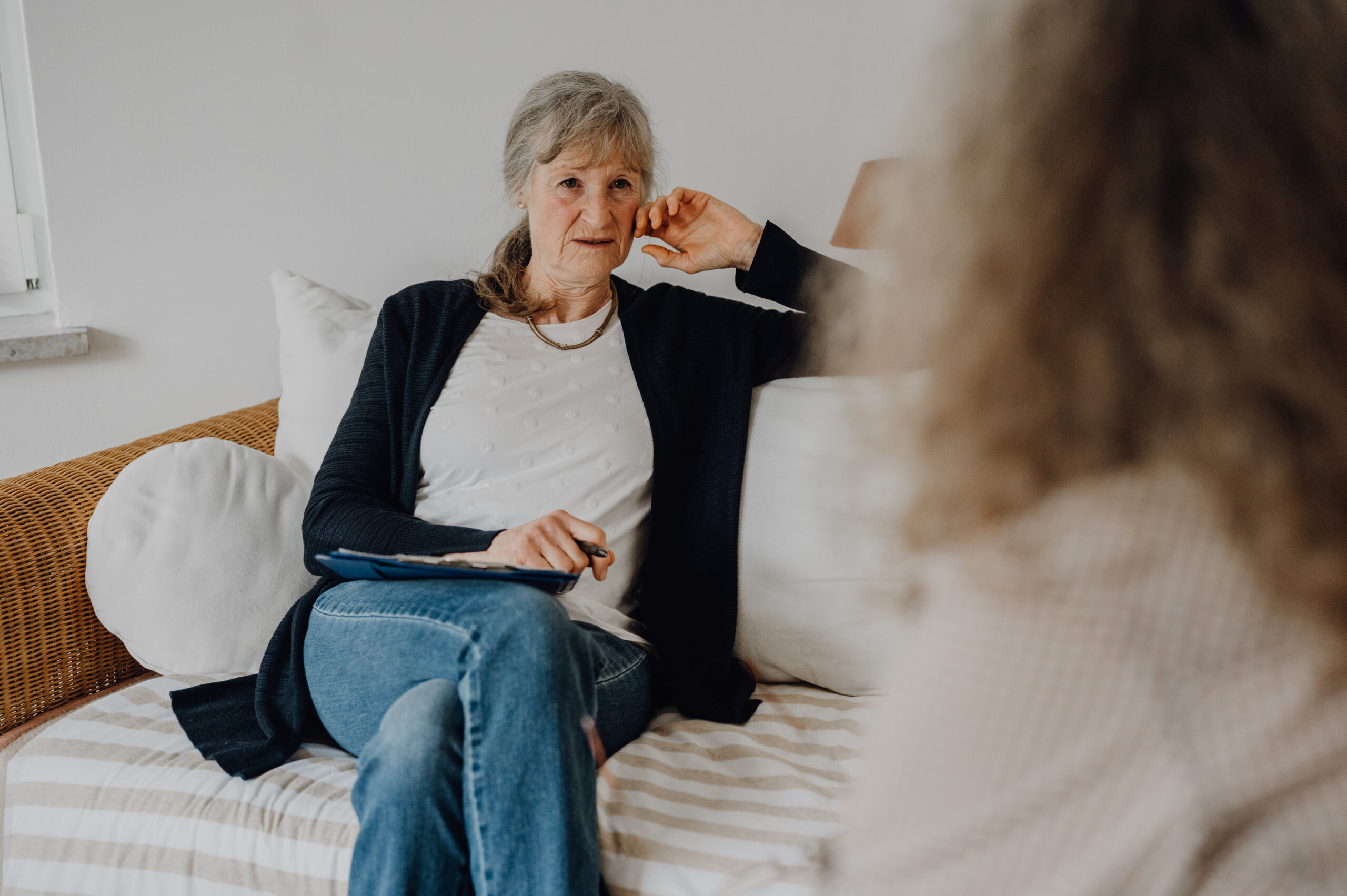 Freundliches Porträt von Sabine Krüger, die als Coach zu einem offenen Gespräch einlädt.